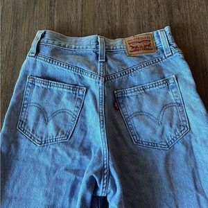 Like New Levi’s High Waisted Straight Cut Jeans